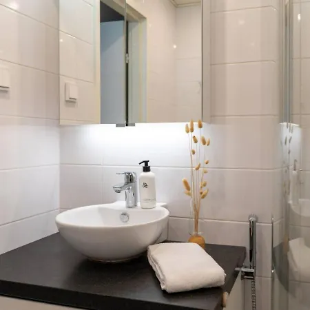 Spacious One-bedroom On A Pedestrian Street, Right In The Center דירה הלסינקי