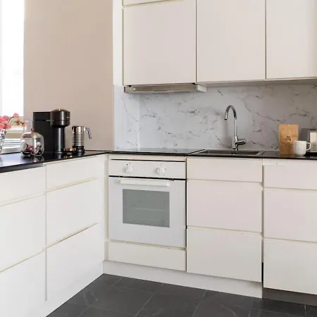 Spacious One-bedroom On A Pedestrian Street, Right In The Center דירה