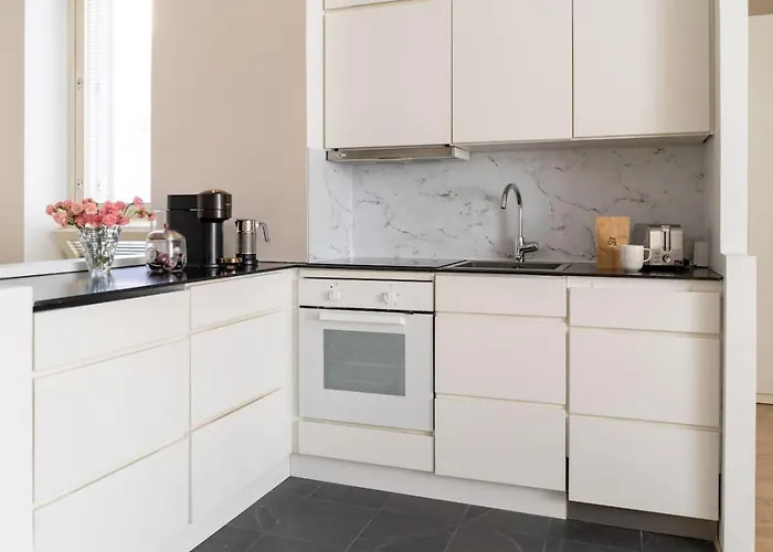 Spacious One-bedroom On A Pedestrian Street, Right In The Center Апартаменты